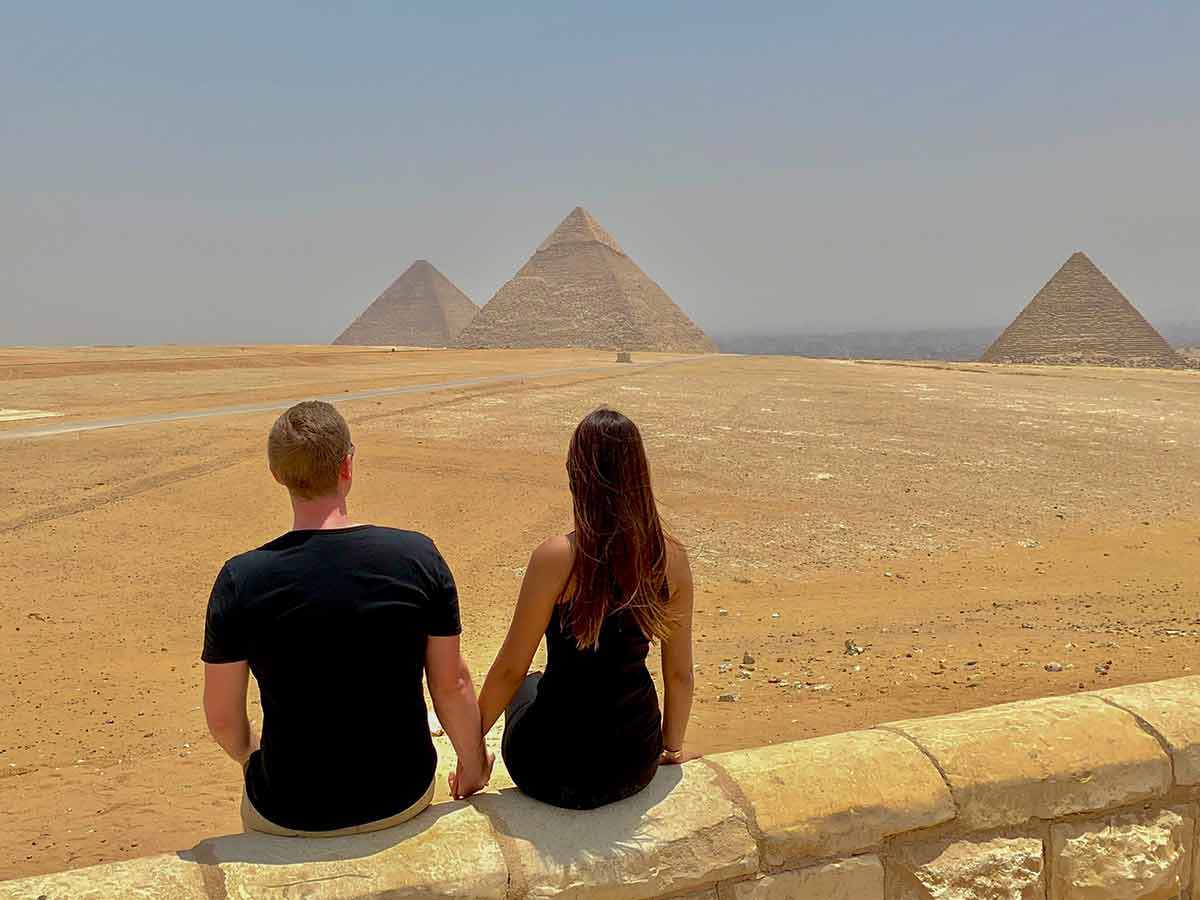 Закрыт ли египет. Туристы в Египте. Египетские пирамиды с туристами. Египет мужчины. Египет отдых фото.
